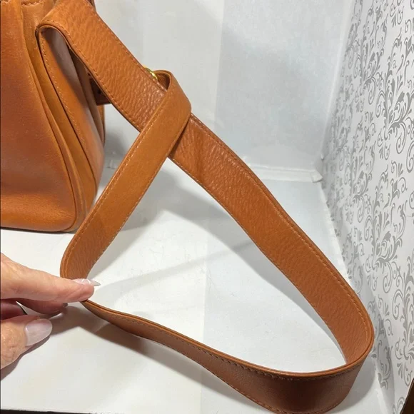 Gucci Tan Leather Shoulder Bag - Picture 7 of 12